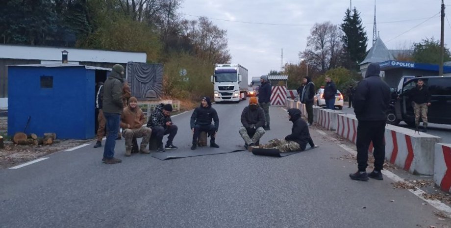 Участники акции перекрывают блокпост под Славянском / Фото: hromadske.ua