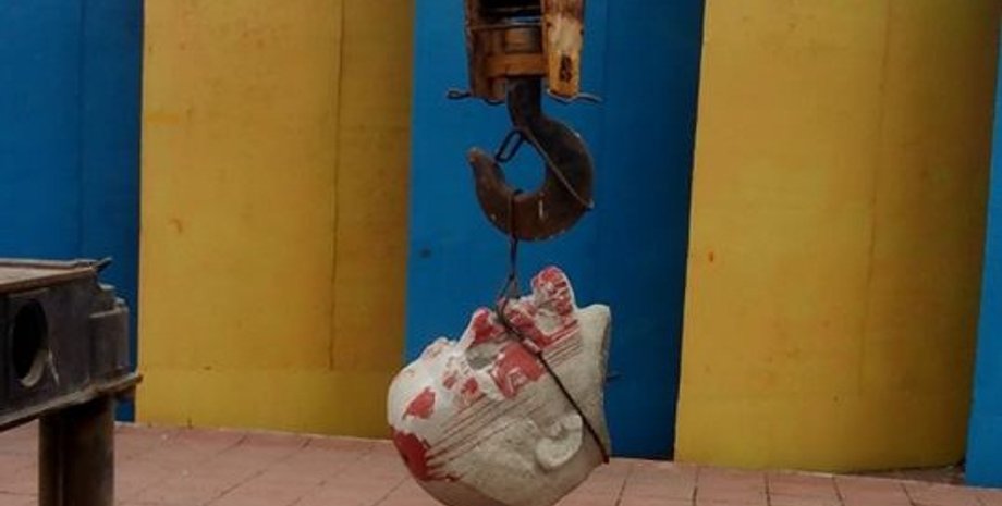 Демонтаж памятника Ленину в Лисичанске / Фото: facebook.com/fpi.ukr