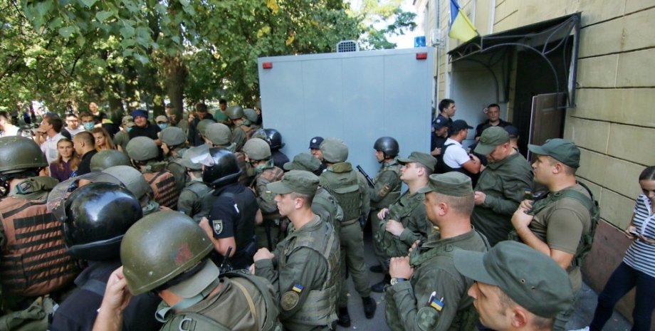 Дело 2 мая: правоохранители возле суда в Черноморске