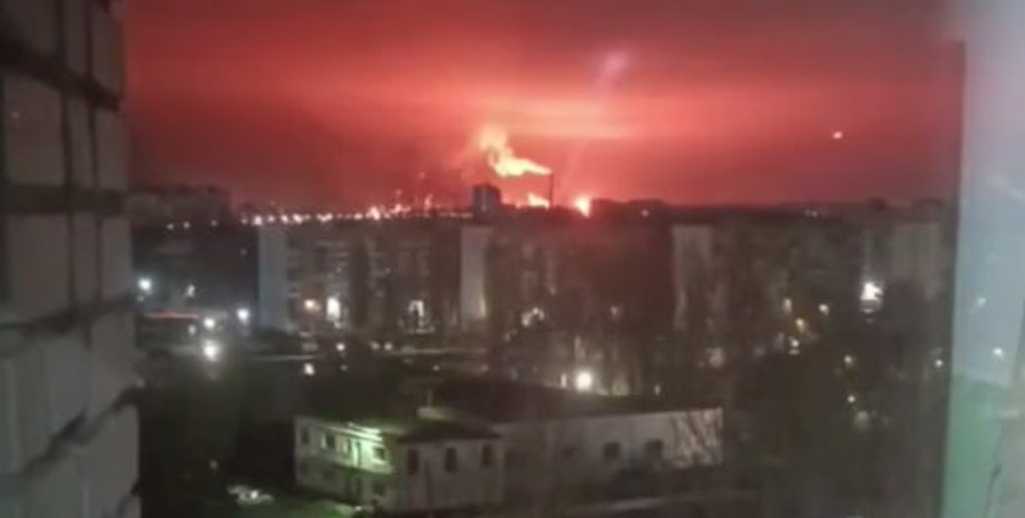 Пожар на НПЗ в Саратове после удара украинских дронов на фоне Саратова