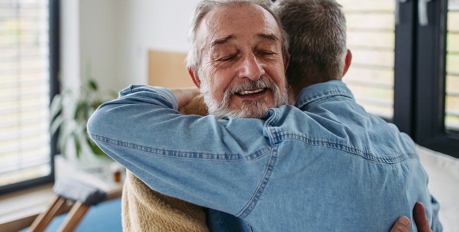 Сын и отец обнимаются в День отца