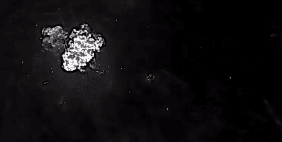 Дрон скидає міни