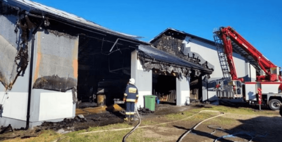 Рятувальники гасять пожежу