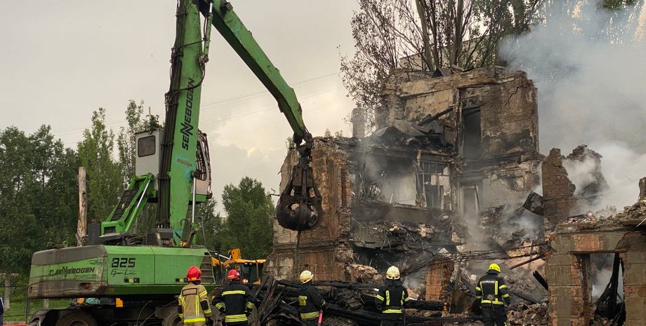 Днепр, ракетный удар, спасатели, завалы, разбор завалов, удар по Днепру, последствия прилета, прилет