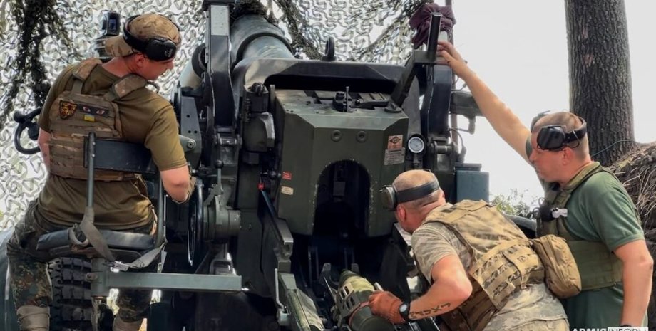 Артиллерийский расчет гаубицы FH70