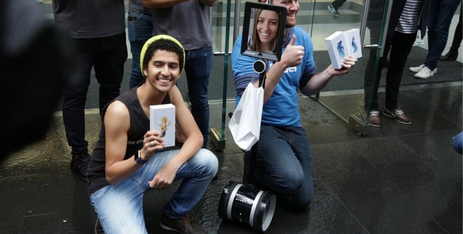 Робот Люси Келли и другие радостные покупатели iPhone 6s / Фото: cnet.com