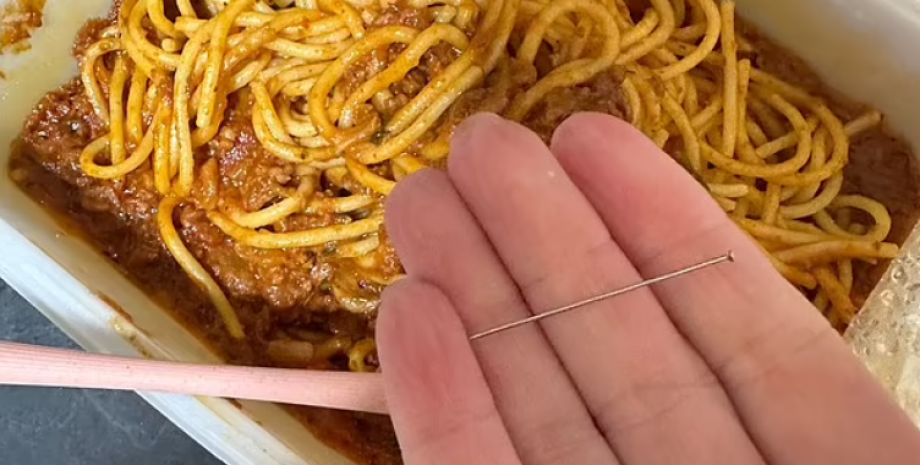 Жінка знайшла у пачці спагеті, купленій в супермаркеті, справжню металеву шпильку, як це могло статися