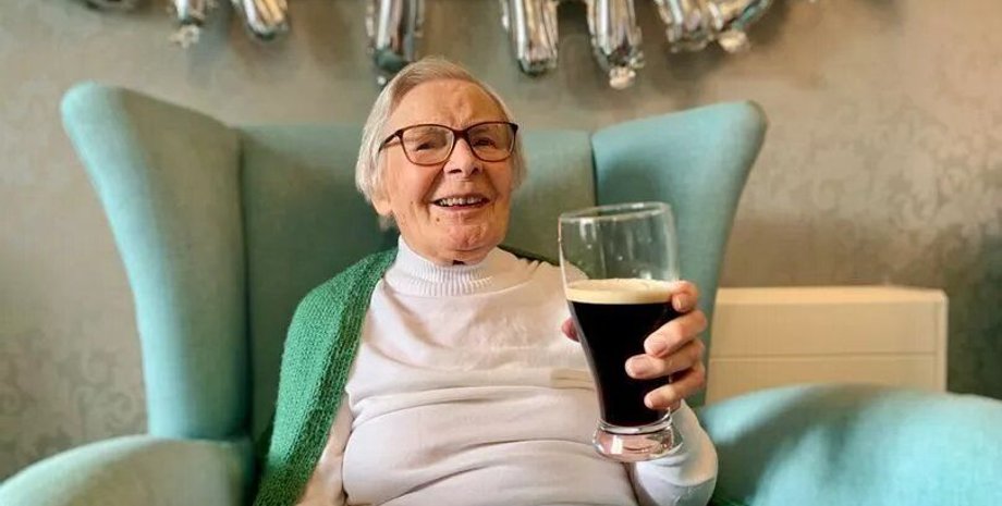 104-летняя британка, день рождения, секрет долголетия, пиво Guinness, любительница пива, не выходите замуж, пенсионерка,