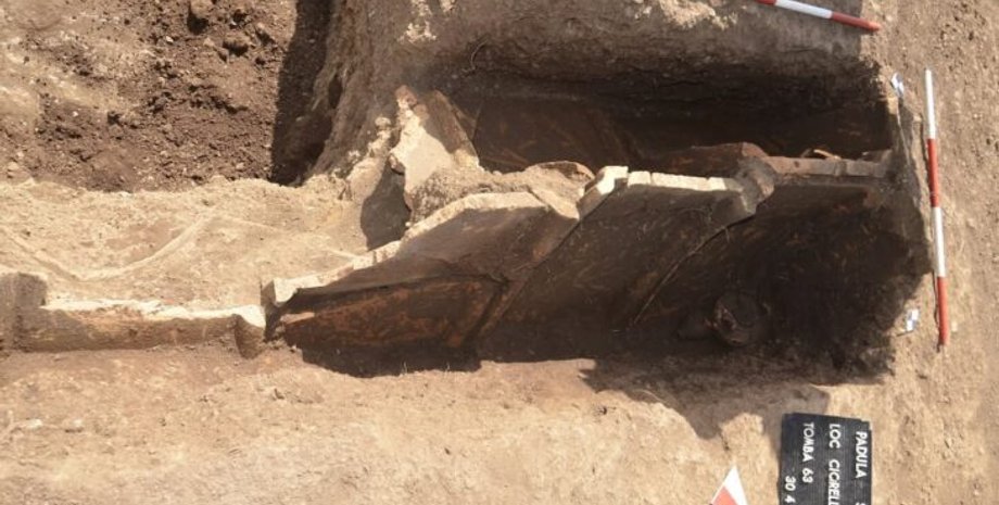 поховання, Італія, Кампанья, культура, археологи, археологія, незаконне будівництво, останки, гробниця, кераміка, вази, останки