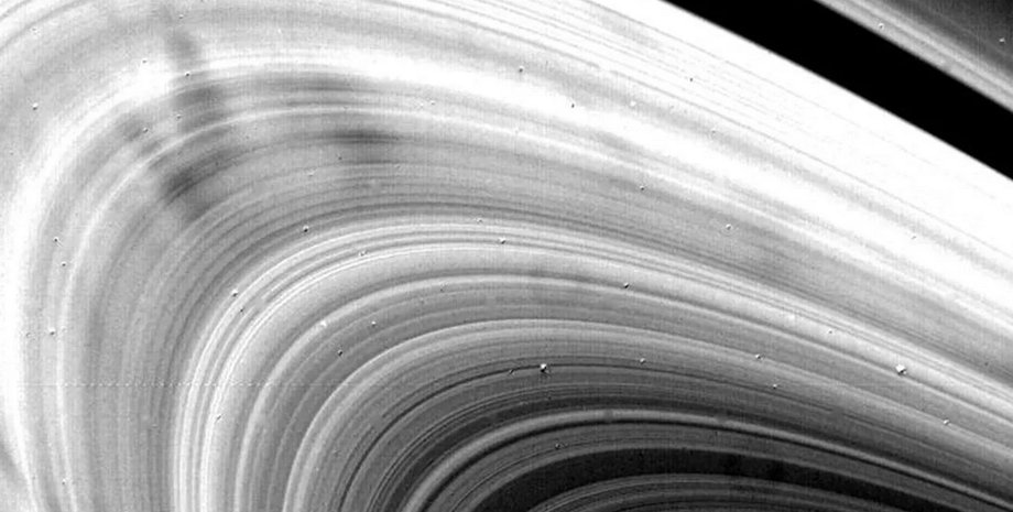 Сатурн, кольца, спицы, пятна