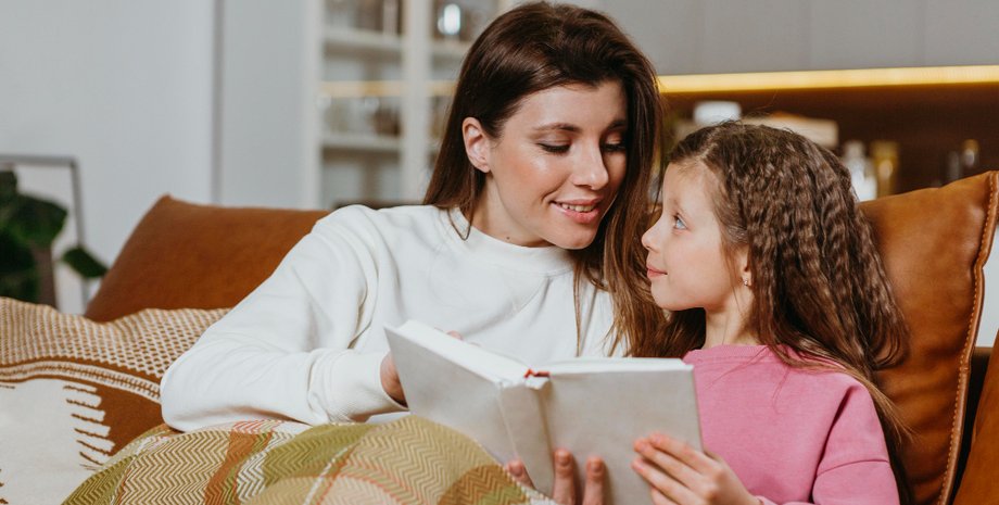 Женщина нашла старую детскую книгу на распродаже: увиденное между страницами ее напугало