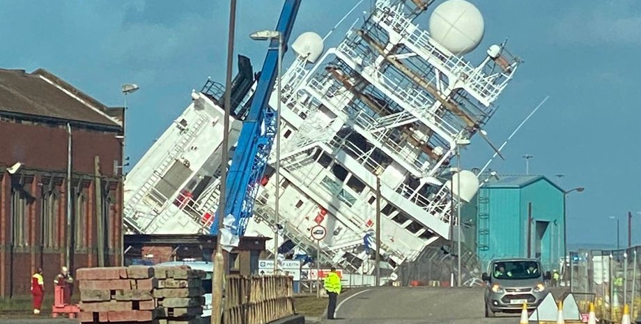 Корабль, судно, док, сухой док, RV Petrel, Пол Аллен, спасатели, исследовательское судно, чп