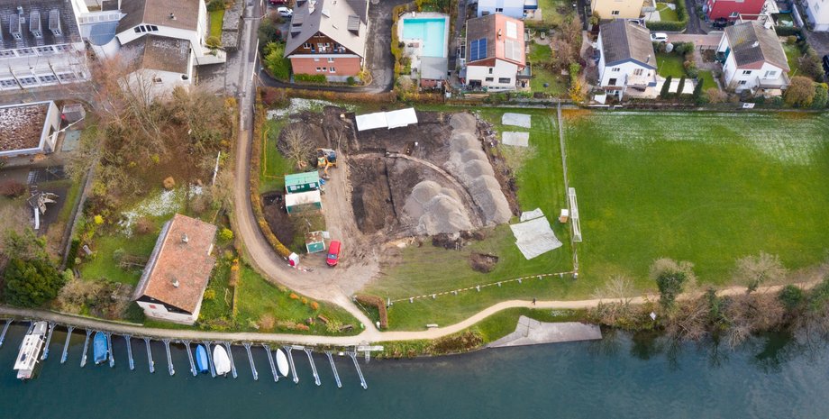 место раскопок, дома, лодки, вода, фото