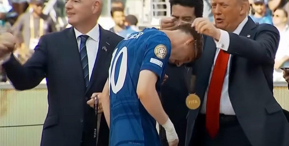 Під КЧС-2025 Дональд Трамп привласник медаль футболіста "Челсі", а перед цим забрав до Овального кабінету Кубок переможця, написало The Sun