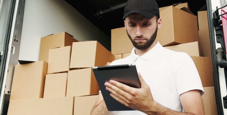 Коробки, доставка Женщина была шокирована, увидев, что курьер делает с ее посылками, скандал, курьезы, службы доставки