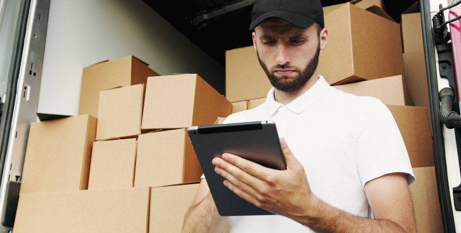 Женщина была шокирована, увидев, что курьер делает с ее посылками, скандал, курьезы, службы доставки