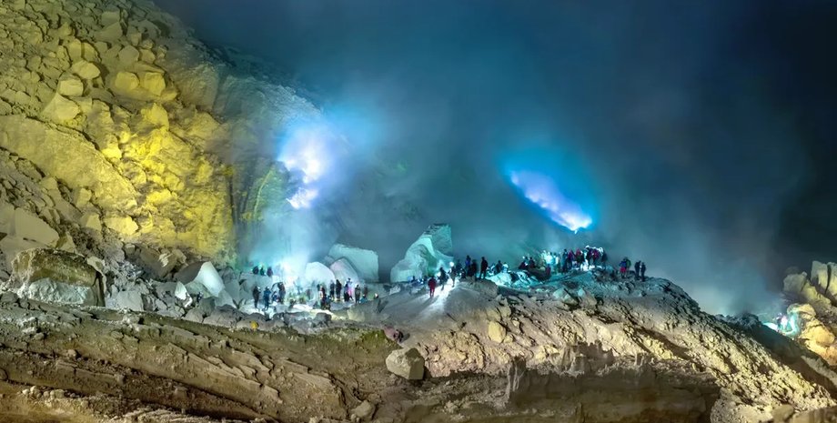 блакитна лава вулкана Іджен