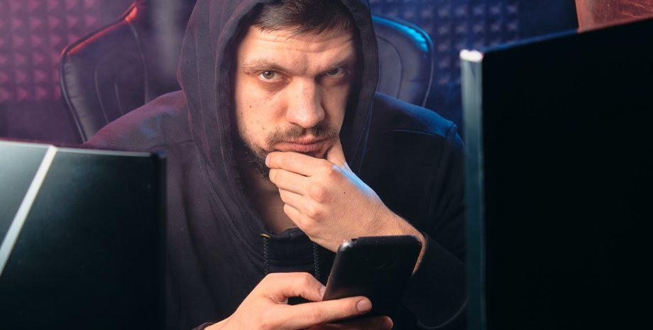 Киберпреступник с телефоном кибермошенник, киберпреступник