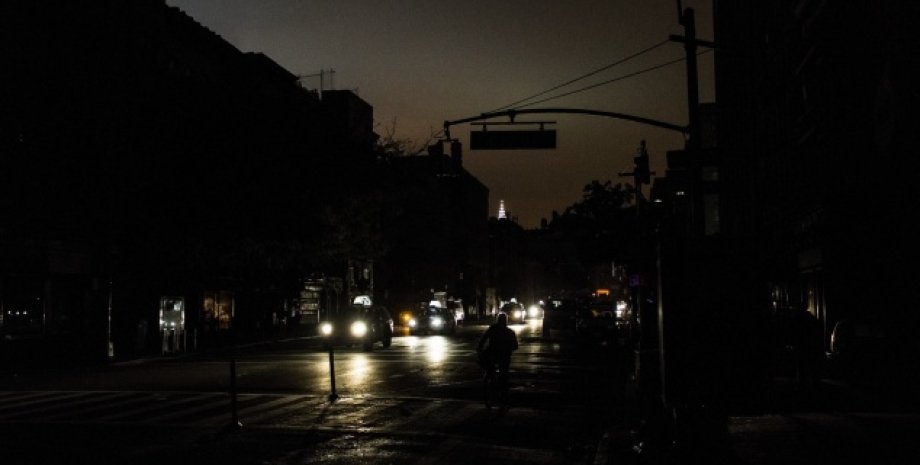 город ночью, блекаут. темная улица