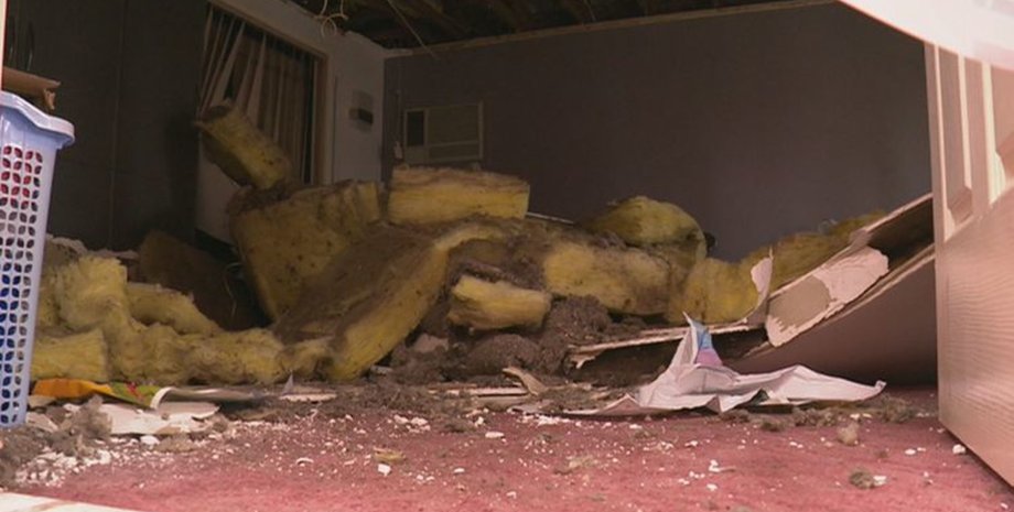 Потолок упал на пенсионерку, упал потолок, обрушился потолок, пенсионерка попала в ловушку, на женщину упал потолок