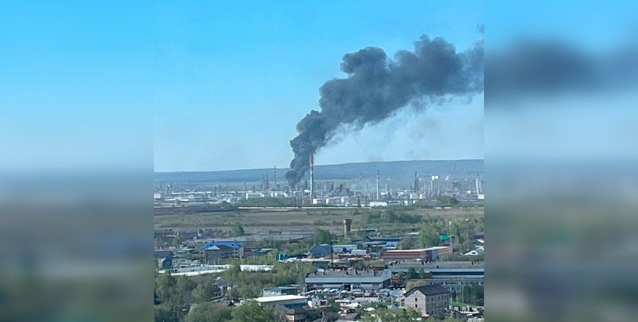 фото стовпа диму над Перм'ю після удару дронів СБУ