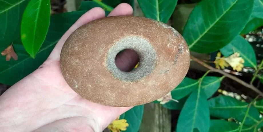 каменный век, мезолит, исследование, археология, находка, каменный топор, древние люди, англия, англия находка, мезолитическая топор, головка булавы, булава, каменное орудие, ров, раскопки