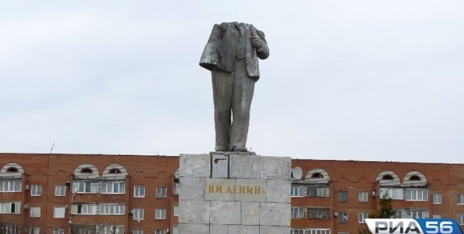Разрушенный памятник Ленина / Фото: РИА 56