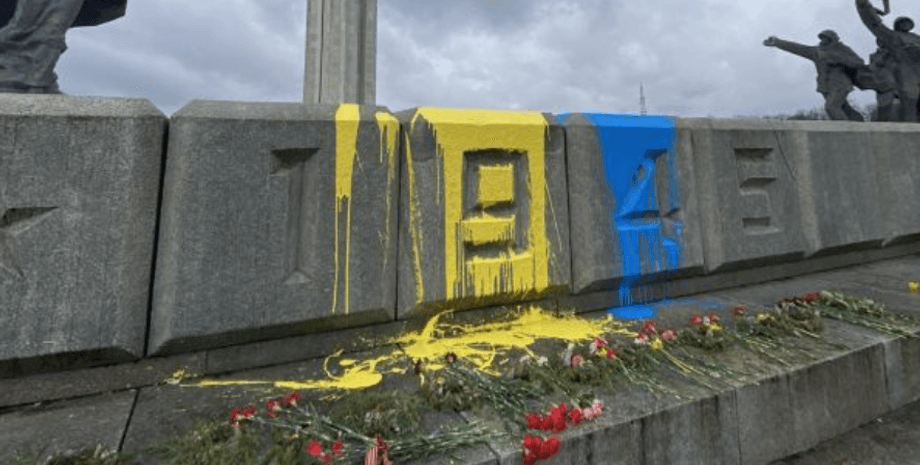 Памятник в Риге.