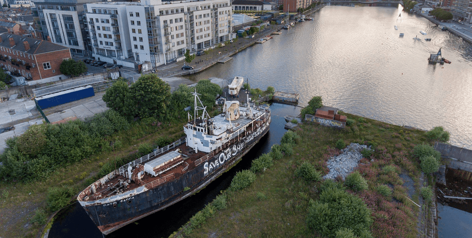Заброшенное судно MV Naomh Eanna ship, заброшенный корабль, активисты, купили за 1 евро, хотели превратить в отель, музей