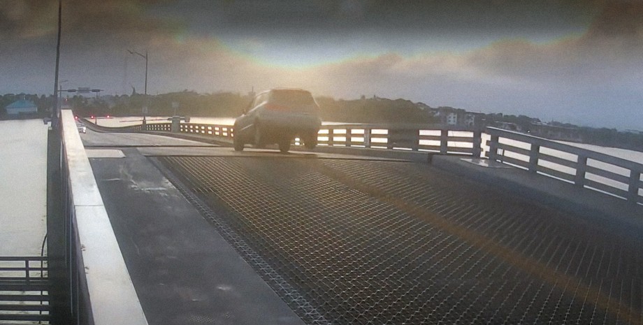 прыжок автомобиля через разводной мост