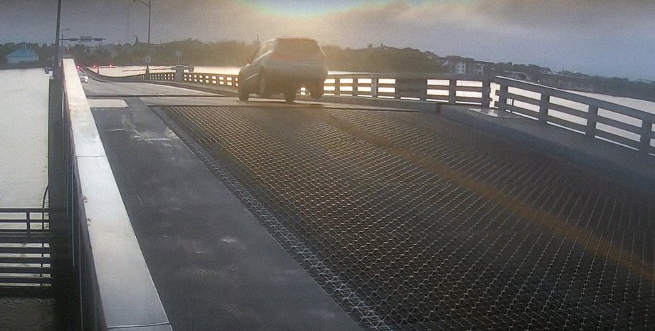 прыжок автомобиля через разводной мост