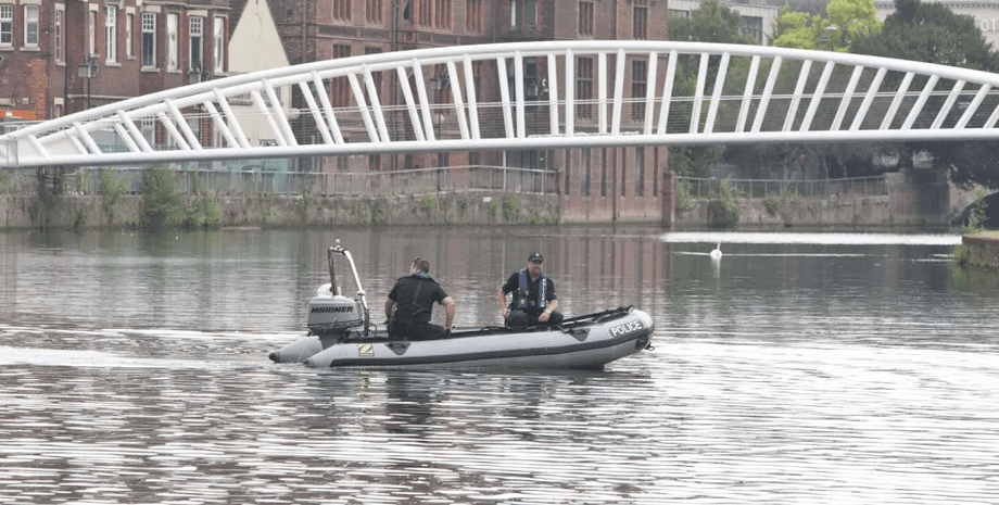 Река Оуз в Великобритании, река, мужчина тонул, стояли смотрели как мужчина тонет, бросили спасательный круг, спасатели, прохожие, спасли мужчину