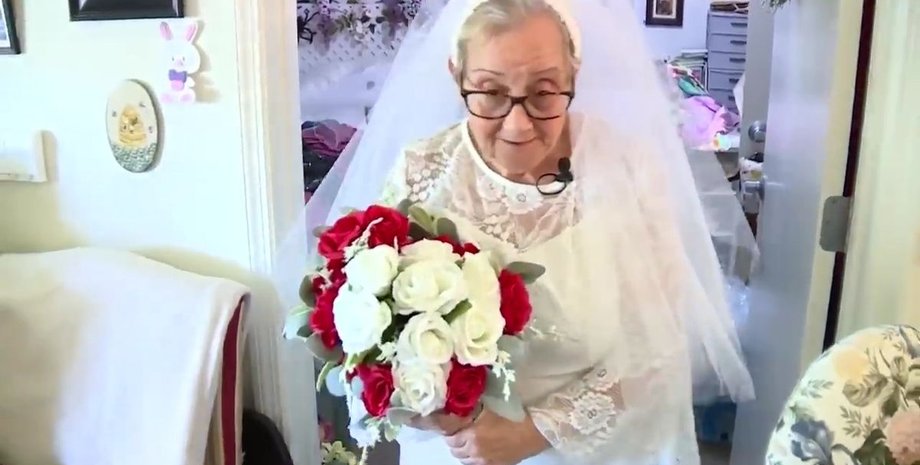 Невеста, пенсионерка, дом престарелых, свадьба, букет, церемония, вышла замуж сама за себя, вышла замуж