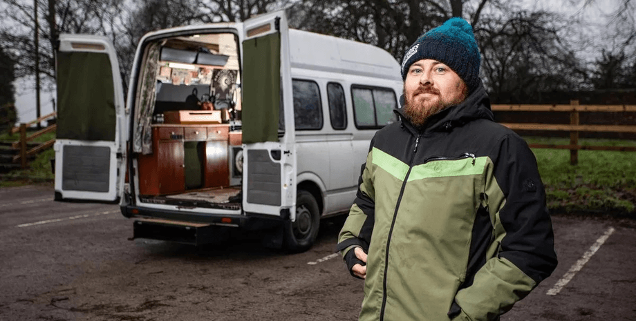 Життя без сусідів: чоловік переїхав жити у фургон і зекономив значну суму