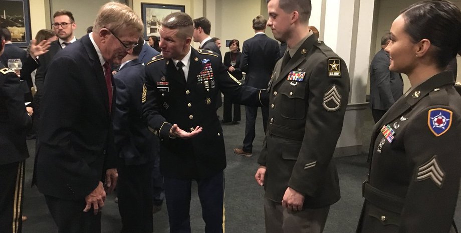 Демонстрация новой-старой униформы / Фото: twitter.com/15thSMA