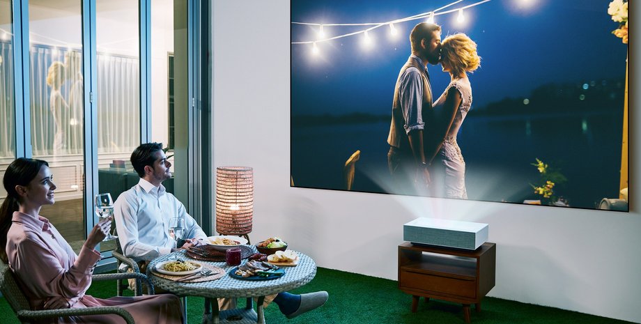 проектор в комнате