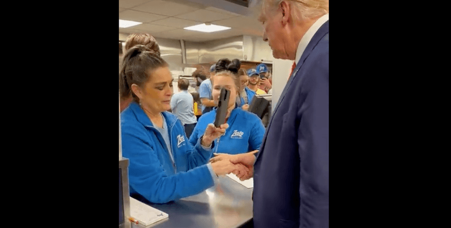 Дональд Трамп купує бургер