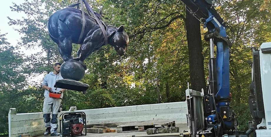 парк Клари Цеткін, бронзовий ведмідь, лейпциг, Ведмедь на м’ячі