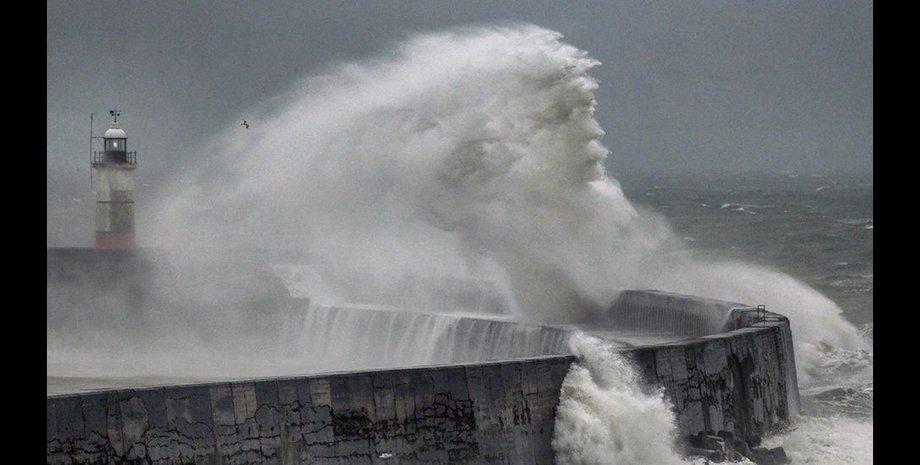 вид посейдона на воде