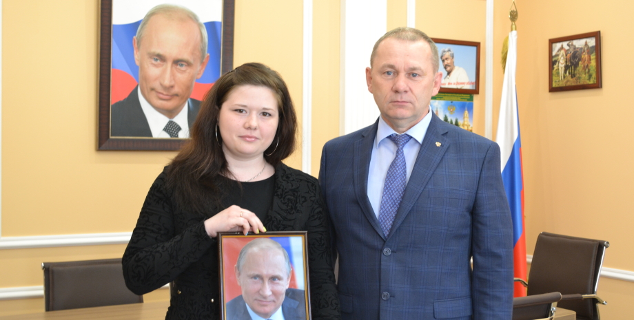 портрети путіна, утилізація портретів Путіна, у Петербурзі утилізують портрети, портрети чиновників