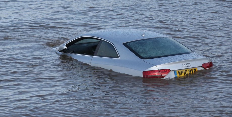 автомобіль тоне, авто утопленник, автомобіль, що тоне, краш-тест, вибратися з авто, що тоне