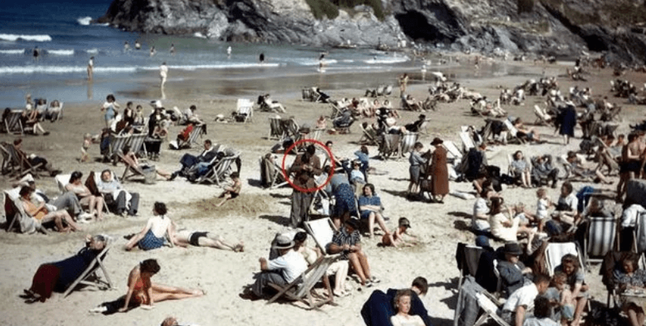 пляж, люди на пляже, старое фото, «путешественник во времени»