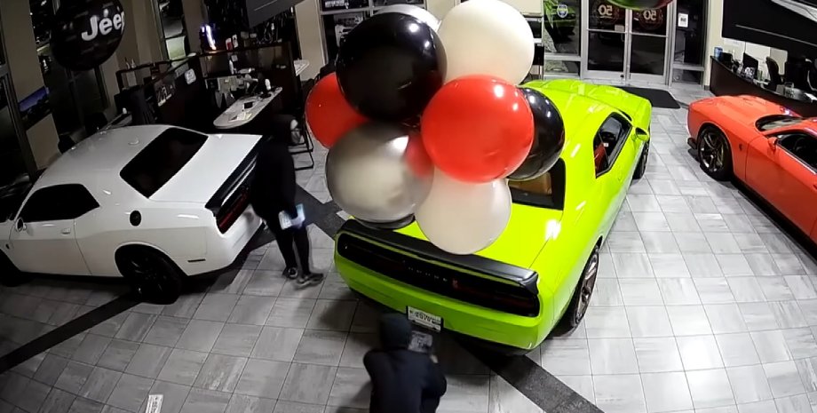 Dodge, Dodge Challenger, Угон, США, Автосалон, Преступления, Видео, Полиция, Спорткары, Авто, Автомобили