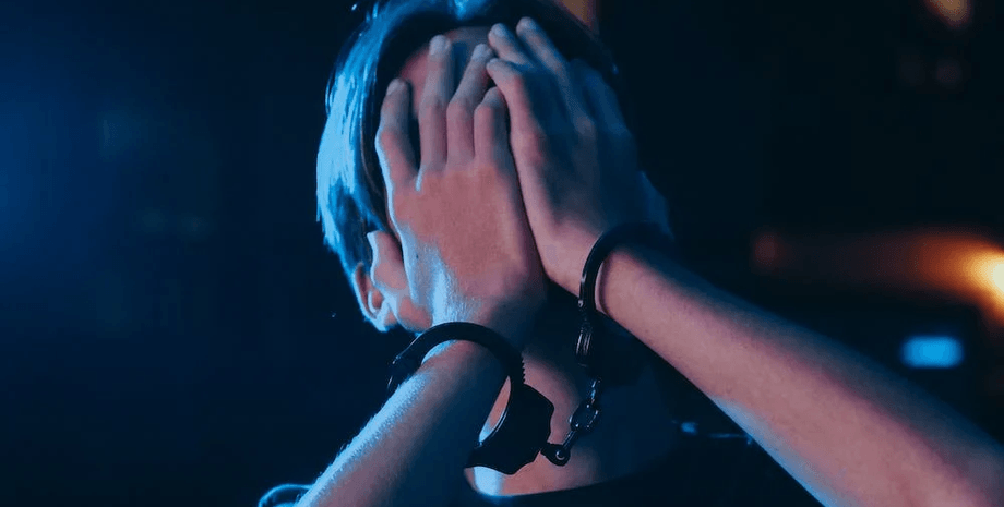 Преступник, наручники, руки в наручниках, заключенный, арест, допрос, грабитель, вор