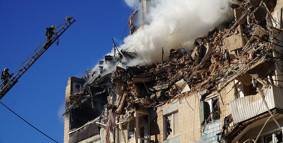 Внаслідок удару ЗС РФ по Тернополю зруйнований багатоповерховий будинок