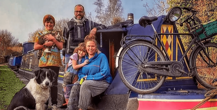 Сім'я вирішила жити на човні, старий човен, переробили човен на будинок, життя на човні, сім'я живе на човні, старе судно