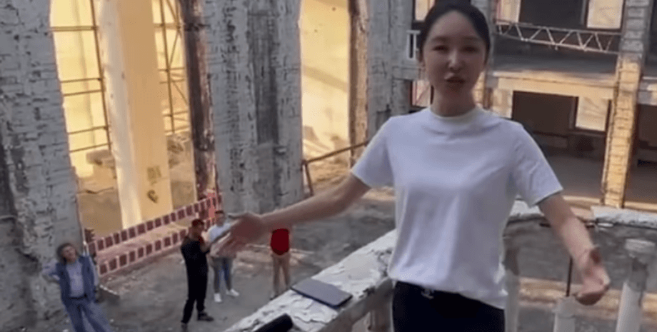 китайська співачка, руїни драмтеатру в Маріуполі