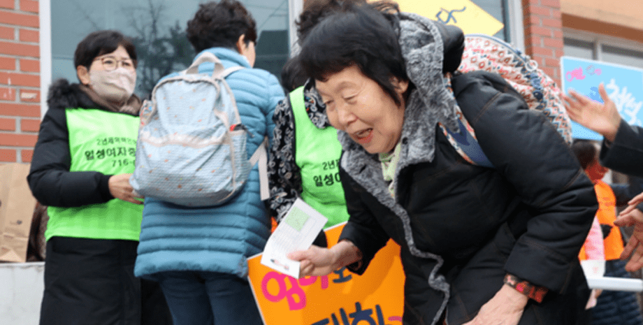 82-річна жінка вступає до коледжу, пенсіонерка склала іспит, заради онуків, вивчати англійську мову, найскладніший іспит