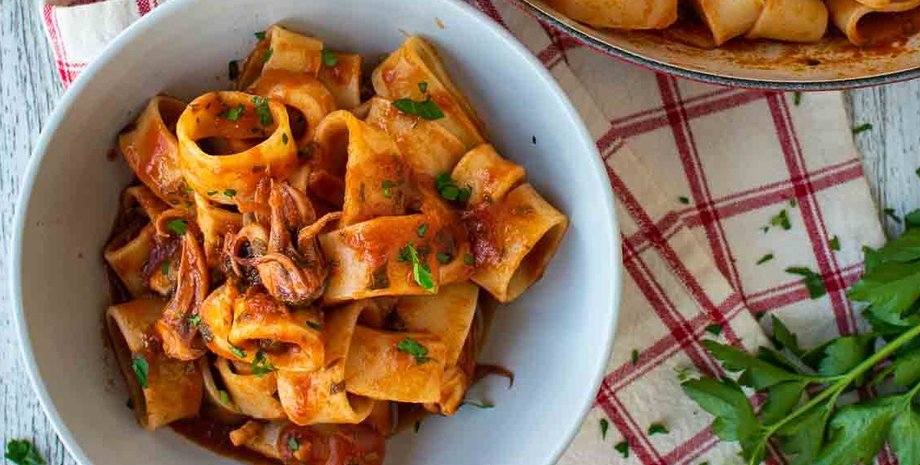 Паста з кальмарами і помідорами, макарони з кальмарами, кальмари рецепт