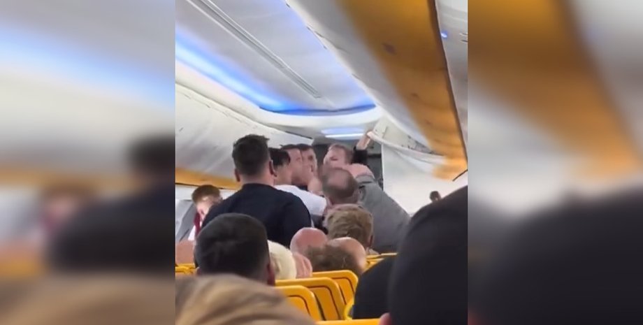 Драка британца, самолет скандал, самолет драка, самолет Британия, самолет инцидент, самолет пощечины стюардам, самолет конфликт, самолет срочная посадка